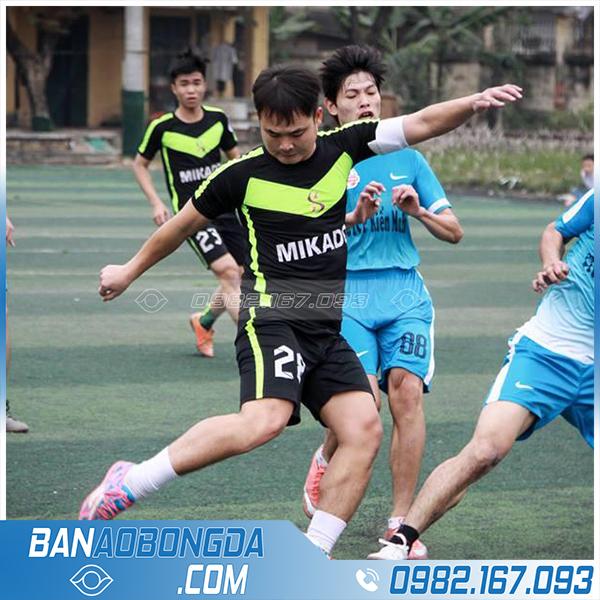 áo bóng đá phủi màu đen
