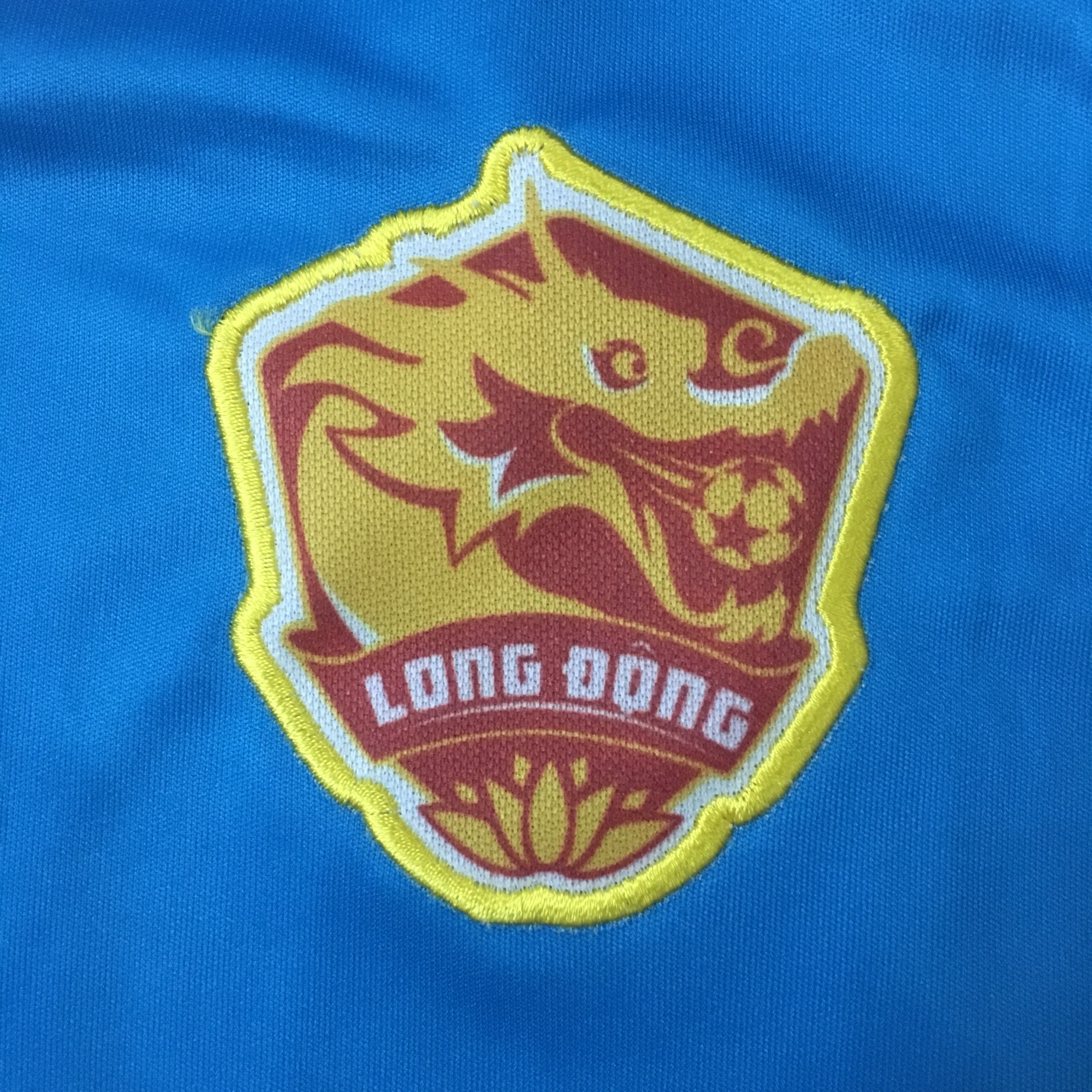 thêu logo áo đấu bóng đá