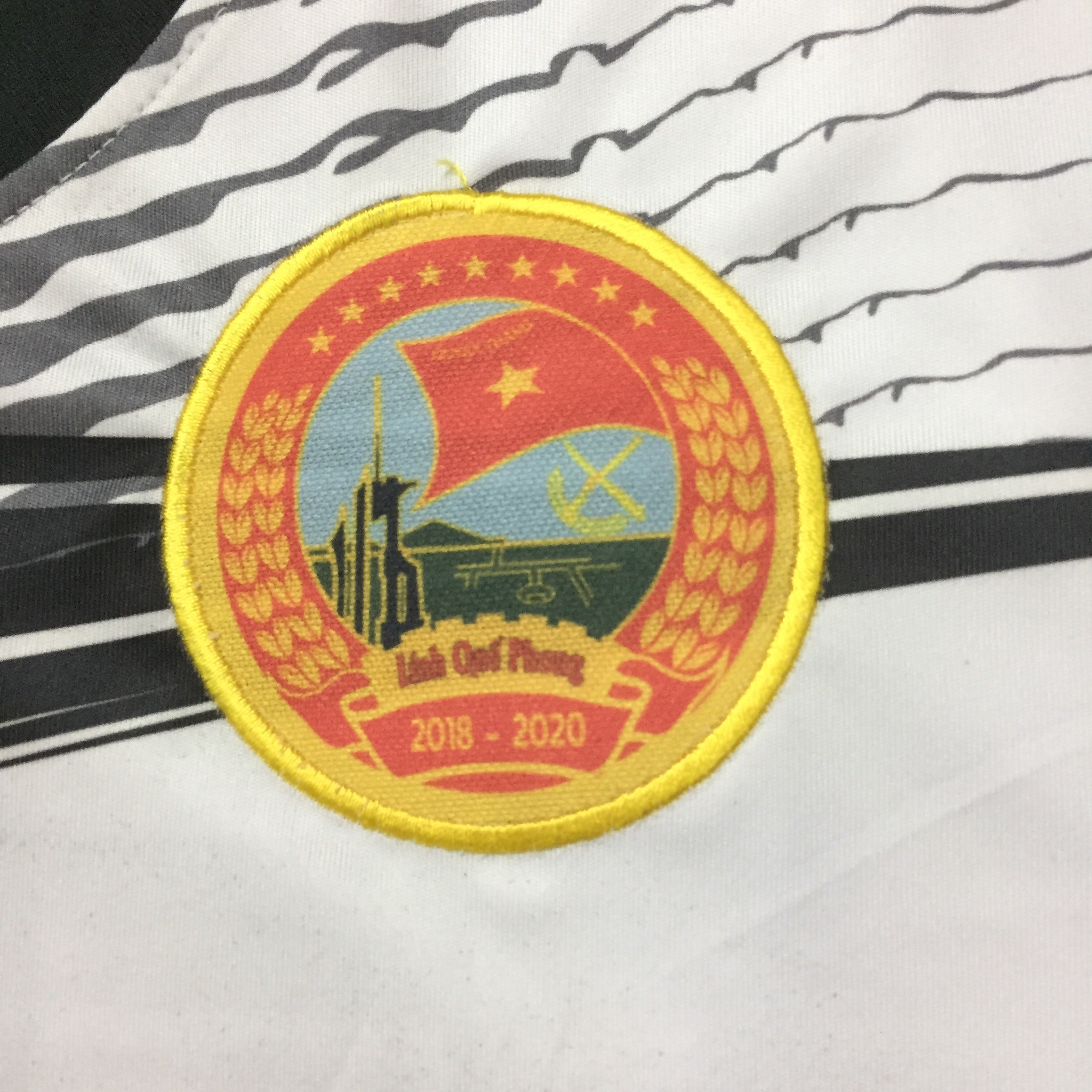Thêu logo lên áo bóng đá