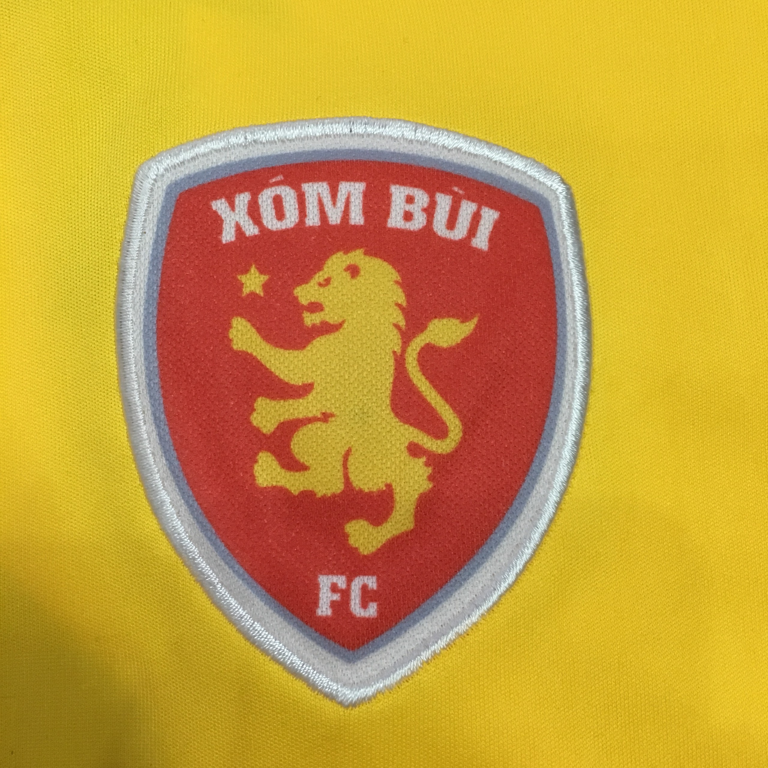 thêu logo áo bóng đá
