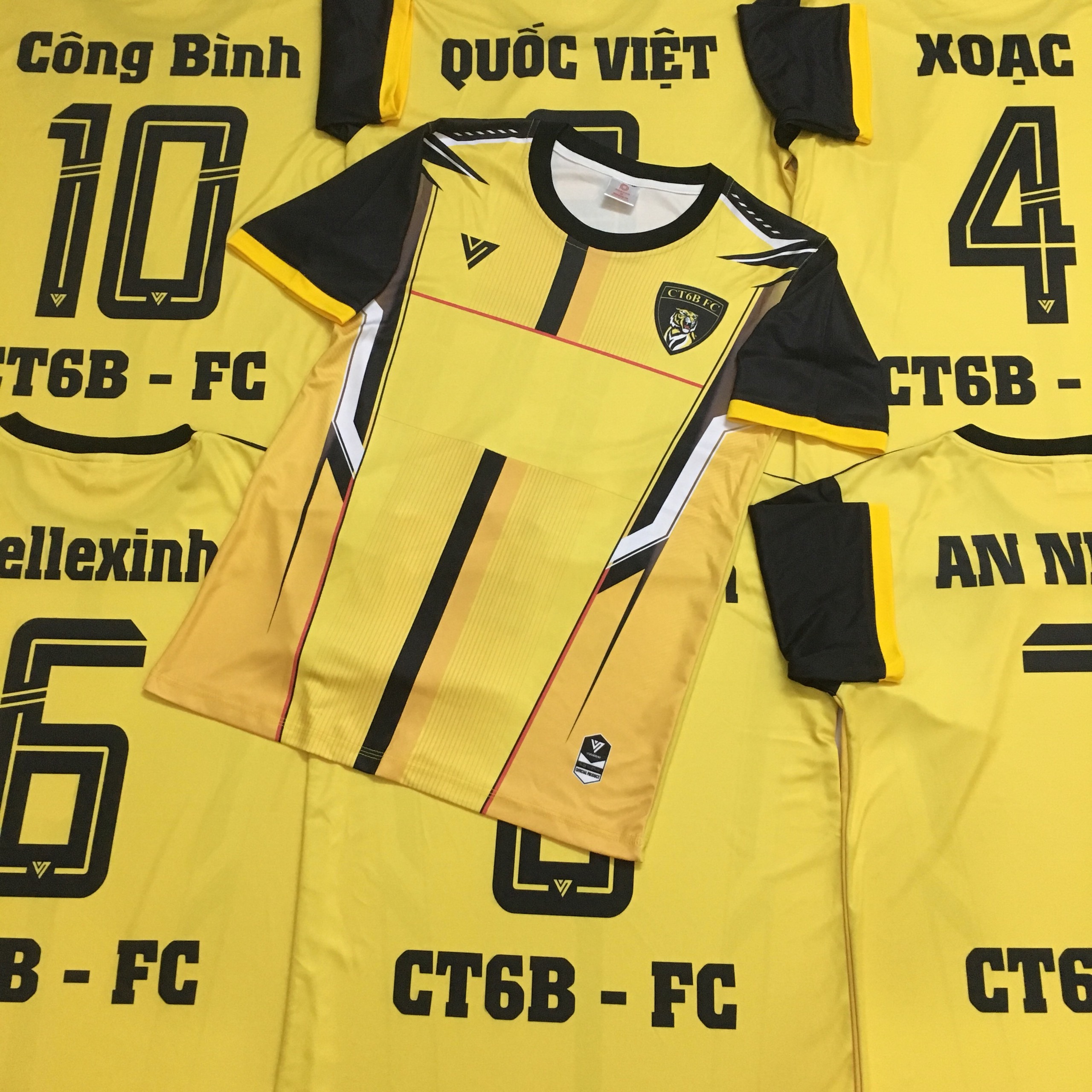 áo đấu không logo Pogba màu vàng