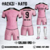 Hình ảnh Đồng Phục Bóng Đá Hồng 2023 Không Logo Độc Đáo Đến Từ Shop Hacazi Sport. Với sự kết hợp của màu hồng chủ đạo xuyên suốt bộ trang phục thi đấu cùng điểm nhấn màu đen của chi tiết những mảng màu trên vai và bên thân tinh tế. Một bản đồ họa tiết ADN trên mặt trước áo tạo không gian 3D huyền ảo. Với cổ áo chữ V hiện đại, form dáng áo chuẩn Châu Á, chất liệu vải may cao cấp. Hacazi Sport đã tạo một sản phẩm thể thao bóng đá mới đầy ấn tượng cuốn hút người nhìn.
