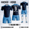 Hình ảnh Áo Không Logo Màu Tím Than 2023 - Sản Phẩm Thể Thao Bóng Đá Đến Từ Shop Hacazi Sport. Với sự kết hợp của màu tím than chủ đạo của áo đấu kết hợp với màu xanh MC của những chi tiết áo như mảng màu trên vai, 2 bên thân, đường bo ống tay và chiếc quần short được phối hợp tinh tế. Một bản đồ họa tiết những đường zích zắc cách điệu sáng tạo trên mặt trước áo tạo không gian huyền ảo. Với thiết kế cổ áo tròn, form dáng áo chuẩn Châu Á, cùng với đó được may bằng chất liệu vải may cao cấp mang đến sự thoải mái nhất cho người mặc. Shop Hacazi Sport đã tạo một sản phẩm thể thao bóng đá mới đầy ấn tượng cuốn hút người nhìn.