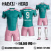 Hình ảnh Trang Phục Bóng Đá Xanh Real Phối Hồng Nhạt - Phiên Bản Không Logo Hot Nhất 2023. Với sự kết hợp của màu xanh real chủ đạo của áo đấu kết hợp với màu hồng nhạt của những chi tiết áo như mảng màu trên vai, 2 bên thân, đường bo ống tay và chiếc quần short được phối hợp tinh tế. Một bản đồ họa tiết những đường zích zắc cách điệu sáng tạo trên mặt trước áo tạo không gian huyền ảo. Với thiết kế cổ áo tròn, form dáng áo chuẩn Châu Á, cùng với đó được may bằng chất liệu vải may cao cấp mang đến sự thoải mái nhất cho người mặc. Shop Hacazi Sport đã tạo một sản phẩm thể thao bóng đá mới đầy ấn tượng cuốn hút người nhìn.