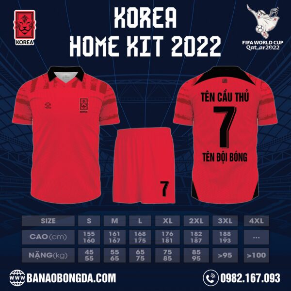 Mẫu market áo đội tuyển Hàn Quốc Sân Nhà 2022 World Cup World Cup Màu Đỏ Đậm Ấn Tượng. Với việc sử dụng màu đỏ đậm làm màu chủ đạo cho tổng thể bộ trang phục mang đến sự mới lạ, cuốn hút mọi ánh nhìn. Trên phần thân áo xuất hiện bản họa tiết những đường vệt nhỏ mặt trước cùng dạng mặt lưới phía sau được in chìm ẩn hiện. Nổi bật nhất trên áo đấu chính là họa tiết những loang màu trên vai và ống tay áo. Chưa hết với cổ áo polo mặt trước cắt chữ V hiện đại kết hợp với mảng màu dưới cổ ở mặt sau áo. Shop Hacazi Sport đã tạo ra một sản phẩm thể thao bóng đá mới đầy ấn tượng dành cho mùa giải World Cup 2022 sắp tới.