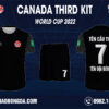 Hình ảnh Áo Canada Bộ Thứ Ba World Cup 2022 Màu Đen Huyền Bí. Đây là thiết kế nằm trong bộ sưu tập mới nhất được ra mắt trước thềm giải World Cup bởi shop Hacazi Sport. Tổng thể bộ trang phục mang màu đen chủ đạo mang đến sự huyền bí, cuốn hút. Ấn tượng với họa tiết độc lạ có 1 không 2 trên ống tay áo, nó giống như một mê cung ảo không lối thoát gây tò mò với người nhìn. Cùng với những chi tiết tinh tế khác đã hoàn thiện vẻ bề ngoài áo đấu. Thiết kế có form dáng chuẩn Châu Á, sử dụng chất liệu vải may cao cấp mang đến sự thoải mái nhất cho người mặc. Nếu yêu thích mẫu áo này thì nhanh tay liên hệ với chúng tôi để sở hữu ngay thôi nào!