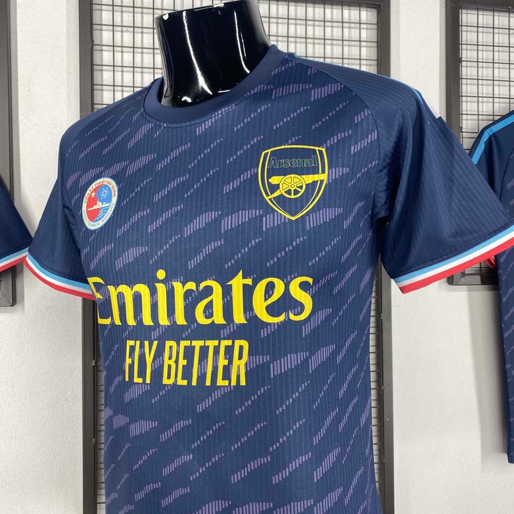 Thành phẩm áo bóng đá Arsenal sau may 23/24